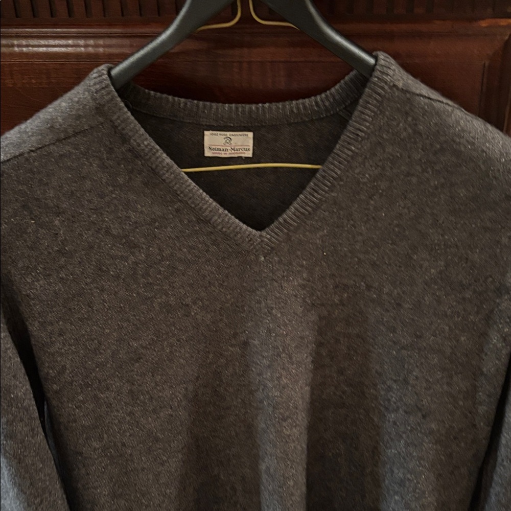Neiman Marcus Charcoal V-Neck Sweater 100% cashmere M-Large-made in Scotland